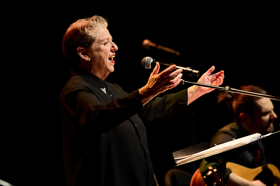 Robyn Archer in An Australian Songbook (photograph by Claudio Raschella).